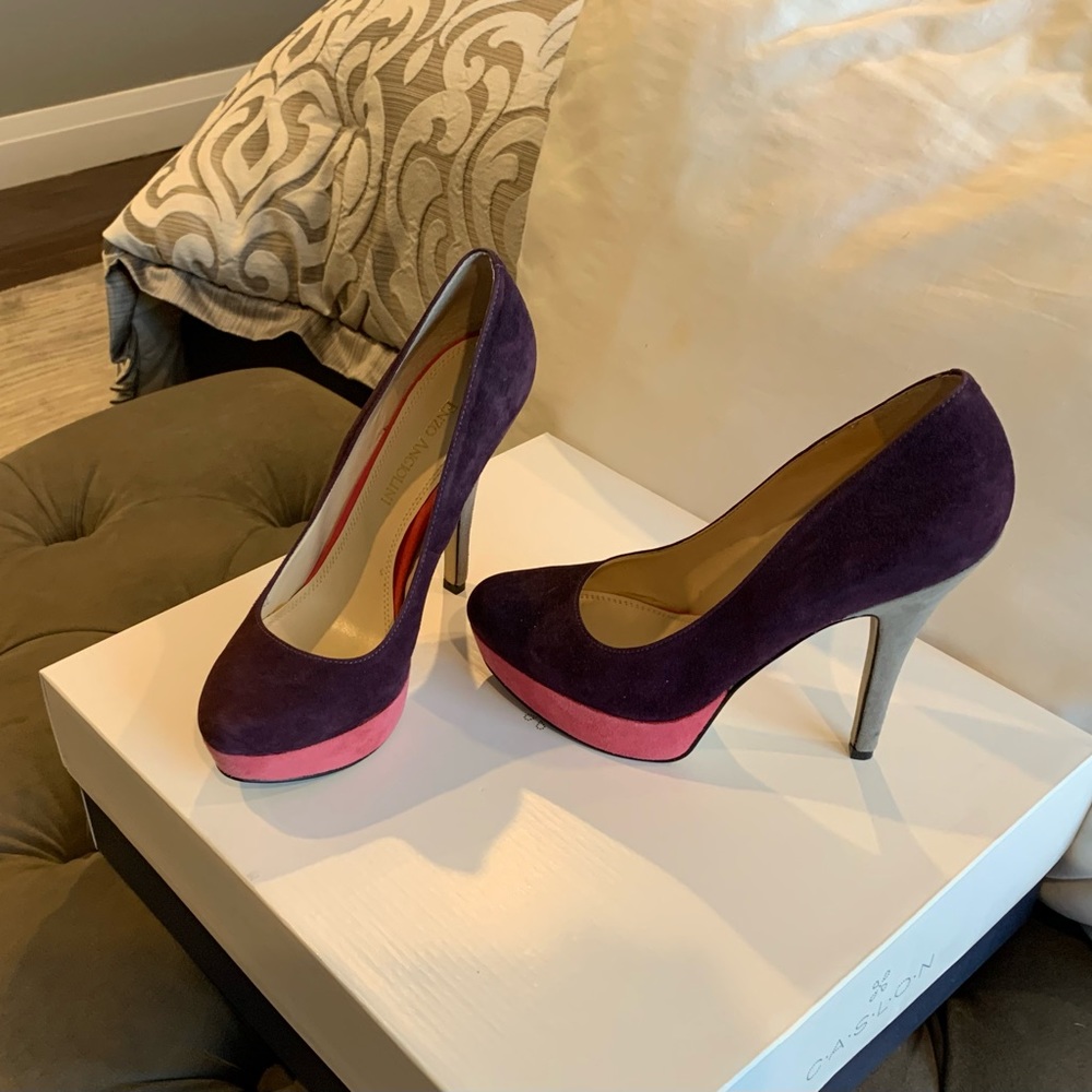 Enzo Angiolini suede pumps